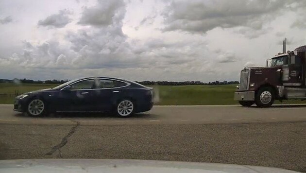 Als die Polizei das Blaulicht einschaltete, beschleunigte der Tesla sogar noch. (Bild: RCMP Alberta)