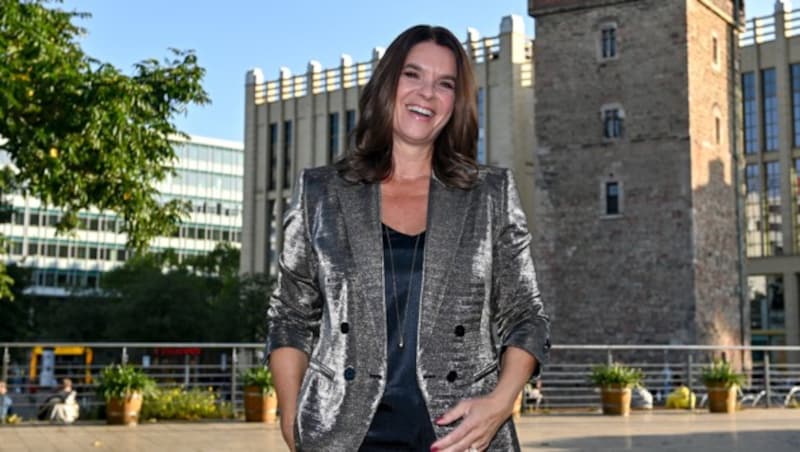 Katarina Witt vor dem Roten Turm, dem Wahrzeichen ihrer Heimatstadt Chemnitz. (Bild: dpa-Zentralbild/Hendrik Schmidt)