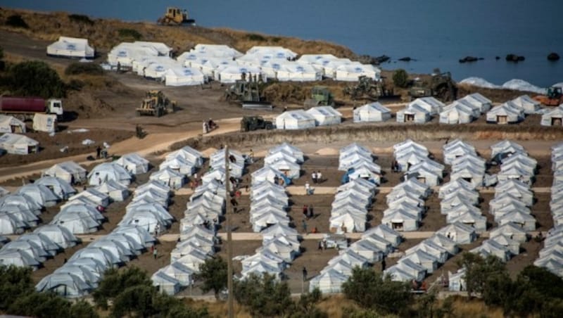 In Kara Tepe, im Nordosten der griechischen Insel Lesbos, wurde ein temporäres Flüchtlingslager mit Zelten aufgebaut. (Bild: AP)