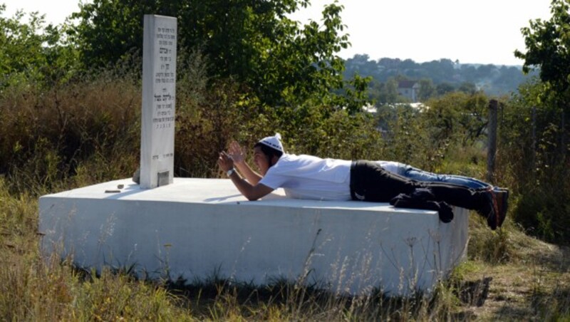 Diese Archivaufnahme aus dem Jahr 2015 zeigt einen ultraorthodoxen Juden betend auf einem jüdischen Friedhof in der ukrainischen Stadt Uman. (Bild: AFP)