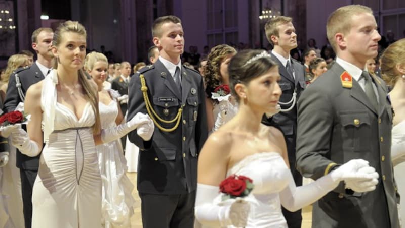 Die Eröffnung beim Ball der Offiziere (Archivbild) (Bild: APA/HBF/Gunter Pusch)