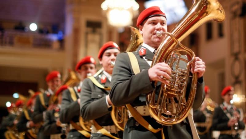 Musikanten der Gardemusik während der Eröffnungszeremonie am Ball der Offiziere in der Wiener Hofburg (Archivbild) (Bild: APA/Georg Hochmuth)