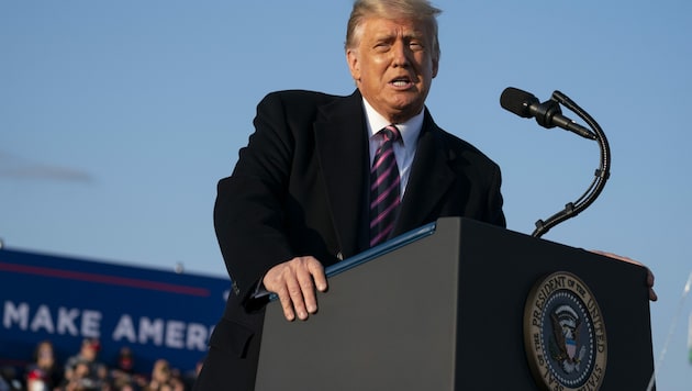 Bei einer Wahlkampfveranstaltung in Minnesota stellte US-Präsident Donald Trump einen Impfstoff für alle US-Amerikaner bis April 2021 in Aussicht. (Bild: AP)