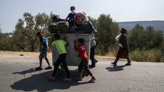 Bisher sind 9000 Flüchtlinge in das provisorische Zeltlager auf der Insel Lesbos gezogen. Alle wurden auch auf das Coronavirus getestet. (Bild: AP)