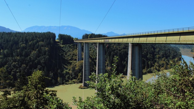 96 Meter über dem Wasser: Die Jauntalbrücke ist nicht nur Europas höchste Eisenbahnbrücke, sondern auch eine beliebte Destination für Extremsportler.
 (Bild: Hannah Tilly)