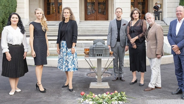 Das Opern-Team mit den Stolpersteinen (Bild: Foto Fischer)