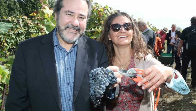 Maria Elizabeth Bogosian, stv. Botschafterin aus Uruguay, mit ihrem Mann: „Bin beeindruckt! Der burgenländische Wein erinnert an unser Nationalgetränk Tannat.“ (Bild: Judt Reinhard)