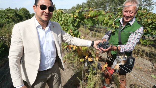 Haytham Shoja’ Aadin, Botschafter aus dem Jemen (li.): „In meinem Heimatland gibt es zwar Tafeltrauben, aber keinen Wein. Unser Besuch im Burgenland freut mich sehr.“ (Bild: Judt Reinhard)