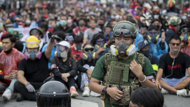 Die Demonstranten waren teilweise auch gegen Tränengaseinsatz der Polizei ausgerüstet. (Bild: AP)