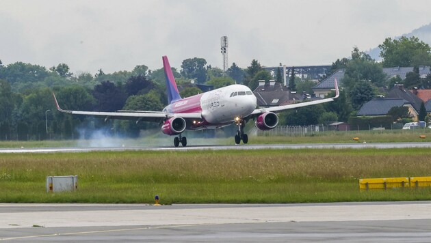 Anfang Juli hob die Billigfluglinie Wizz Air zum ersten Mal in Salzburg ab. Nun ist das Gastspiel vorerst wieder beendet. (Bild: Tschepp Markus)