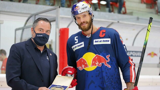 Sportdirektor RB Eishockey Christian Winkler mit Salzburg-Kapitän Thomas Raffl. (Bild: GEPA pictures/ Thomas Bachun)