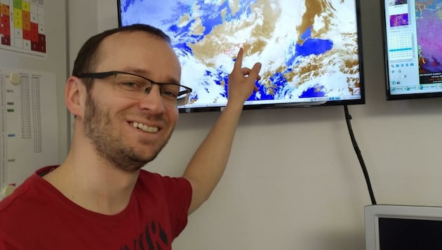 ZAMG-Meteorologe Christian Ortner aus Salzburg sieht schon das Tief Ende der Woche am Bildschirm. (Bild: Yasmin Markl, ZAMG)