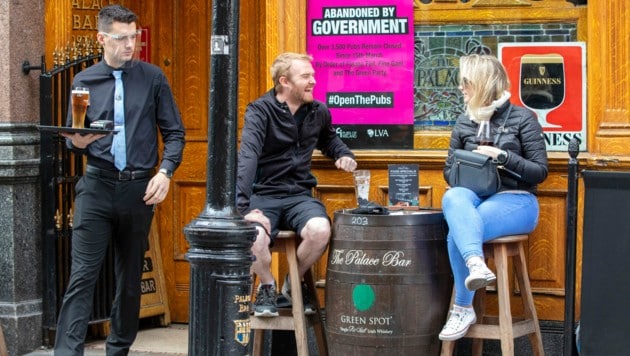 In Dublin dürfen in den kommenden drei Wochen nur Pubs öffnen, die Essen auf einer Terrasse servieren oder zum Mitnehmen anbieten. (Bild: AFP)