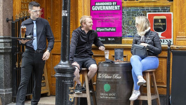 In Dublin dürfen in den kommenden drei Wochen nur Pubs öffnen, die Essen auf einer Terrasse servieren oder zum Mitnehmen anbieten. (Bild: AFP)