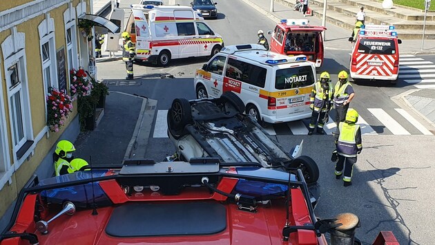 In der Villacher Innenstadt hat sich bei einem Unfall ein Auto überschlagen (Bild: Hauptfeuerwache Villach)