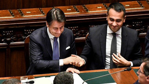Die Regierung von Giuseppe Conte (im Bild mit Außenminister und Fünf-Sterne-Politiker Luigi Di Maio) sitzt derzeit fest im Sattel. In Zukunft soll es auch nach Regierungsrücktritten zu keinem politischen Stillstand in Italien kommen. (Bild: APA/AFP/Andreas SOLARO)