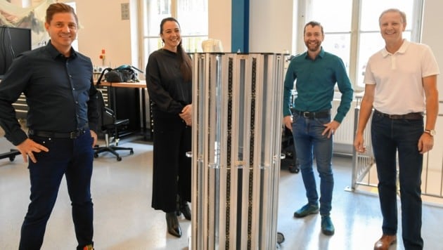 Von links: Gerald und Felicitas Kohler (Firma Planlicht) präsentieren mit Ronald Stärz und Harald Schöbel (MCI) den „seTUBE“ Prototyp, der Gondeln keimfrei macht. (Bild: MCI Planlicht/Spiess)