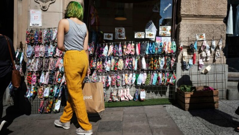 Masken auf einem Verkaufsständer in Stockholm (Bild: AP)