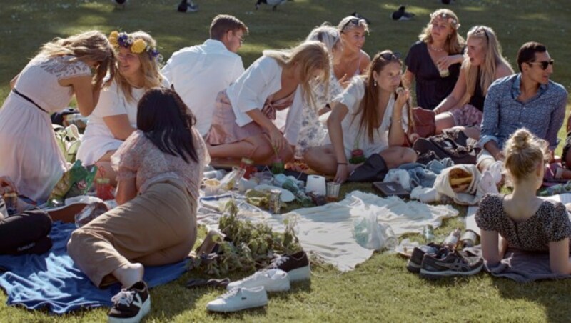 Mittsommerfest-Picknick am 9. Juni 2020 in Stockholm (Bild: AP)