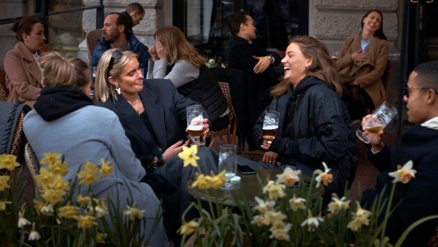 Gut gefüllte Lokale in Schweden am 8. April 2020 - zu diesem Zeitpunkt waren Österreichs Restaurants noch bis auf Abhol- und Lieferdienste geschlossen. (Bild: AP)