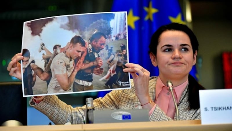 Swetlana Tichanowskaja hatte in Brüssel auch zahlreiche Bilder mit im Gepäck, die das brutale Vorgehen der Polizei in ihrer Heimat beweisen sollen. (Bild: APA/AFP/JOHN THYS)