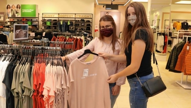 Lassen sich die Shoppinglaune nicht durch Maske verderben: Hannah und Victoria. (Bild: Christian Jauschowetz)