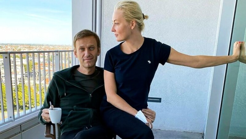 Nachdem er aus dem Koma aufgewacht war, hatte Alexej Nawalny täglich neue Bilder von sich gepostet - auch mit seiner Frau Julia an seiner Seite. (Bild: APA/AFP/Instagram account @navalny)