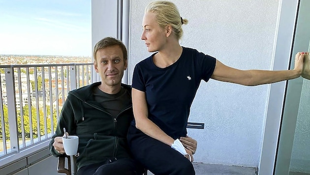 Nachdem er aus dem Koma aufgewacht war, hatte Alexej Nawalny täglich neue Bilder von sich gepostet - auch mit seiner Frau Julia an seiner Seite. (Bild: APA/AFP/Instagram account @navalny)