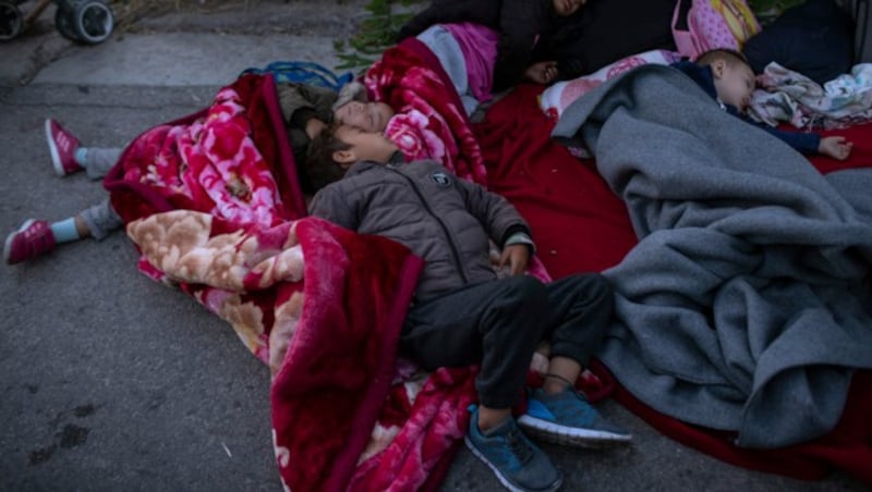 Noch immer müssen viele Kinder in Moria teilweise am Boden übernachten. (Bild: AP Photo/Petros Giannakouris)