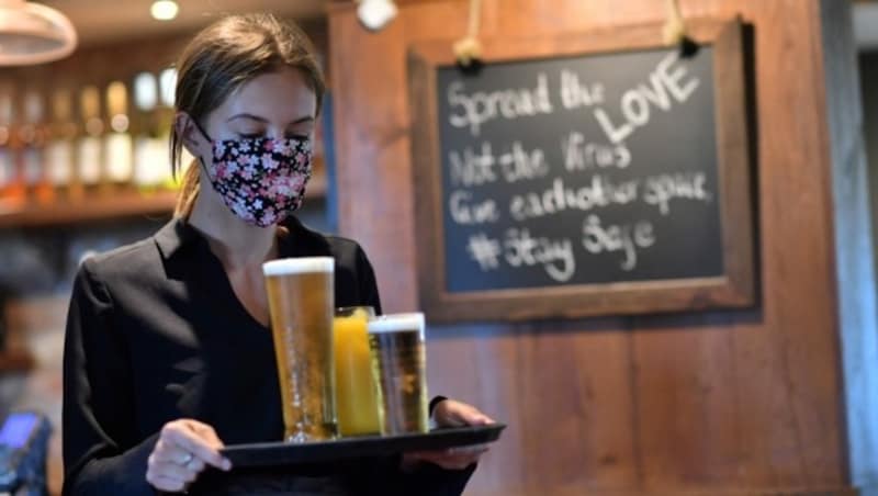 Alle Restaurants, Bars und Pubs müssen ab Donnerstag um 22 Uhr schließen. (Bild: AFP)