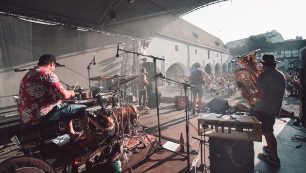 Jesse Grande und Band eröffneten am vergangenen Samstag das Festival. (Bild: Paul Krismer)