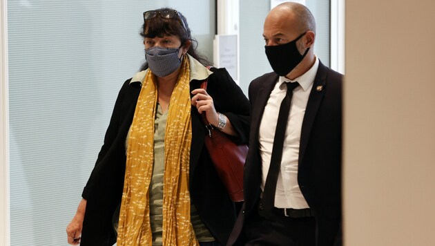 Marika Bret unter Polizeischutz (Bild: AFP)