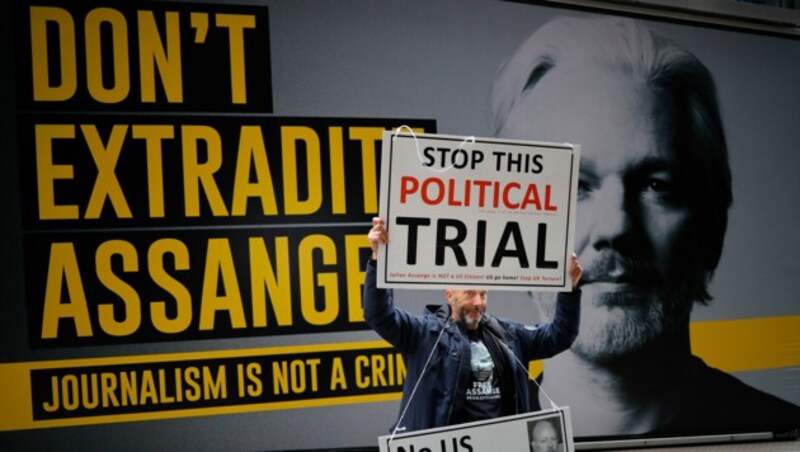 Viele Menschen fordern nach wie vor die Freilassung des WikiLeaks-Gründers. (Bild: AP Photo/Tolga Akmen)