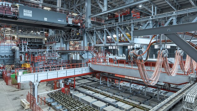 Die vollautomatisierte CC4-Anlage ist laut Voestalpine „das neue Herzstück der Stahlproduktion in Donawitz“. Sie erreicht Gießgeschwindigkeiten von bis zu 1,7 Meter pro Minute, bis zu einer Million Tonnen Stahl pro Jahr werden mit ihr produziert. (Bild: Voestalpine)