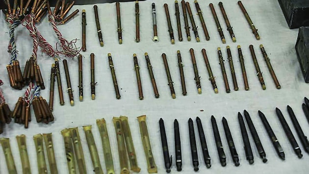 Schießkugelschreiber und Kleb-Bomben wurden von der Polizei in Afghanistan beschlagnahmt. (Bild: AFP)