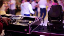 Laute Musik und betrunkene Bewohner sorgen für Ärger bei den Bewohnern. (Bild: stock.adobe.com)