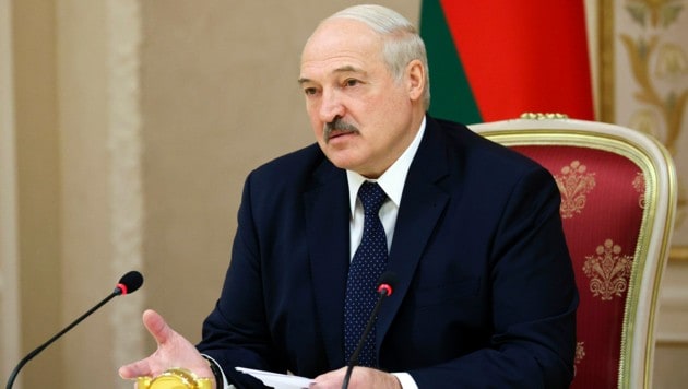 Das Regime von Alexander Lukaschenko wirft dem verhafteten A1-Mann vor, Daten "geleakt" und an Oppositionelle weitergegeben zu haben. Minsk will nun auch den Arbeitgeber des Verhafteten überprüfen, kündigte ein hoher Beamter an. (Bild: Associated Press)