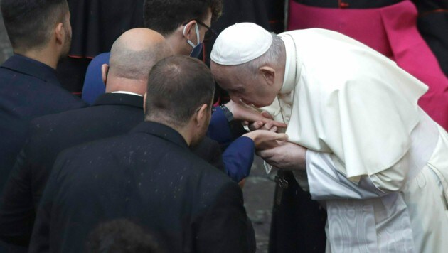Hoffentlich haben die Jungpriester ihre Hände desinfiziert, bevor sie auf den Papst trafen. (Bild: AP)