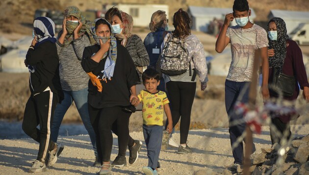Flüchtlinge im Camp Kara Tepe auf Lesbos (Bild: Copyright 2020 The Associated Press. All rights reserved)