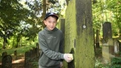 Leon war mit Feuereifer bei der Sache. Er besuchte den Friedhof zum ersten Mal. (Bild: Huber Patrick)