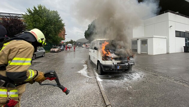 Unverletzt konnte ein 76-jähriger Pkw-Lenker sein brennendes Auto verlassen. (Bild: zoom.tirol)