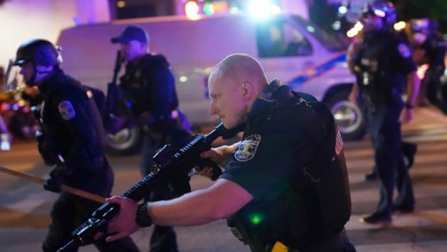 Die Spannungen zwischen Demonstranten und Polizei in Louisville waren nach dem blutigen Vorfall enorm. (Bild: AP)
