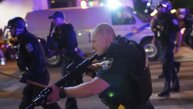 Die Spannungen zwischen Demonstranten und Polizei in Louisville waren nach dem blutigen Vorfall enorm. (Bild: AP)
