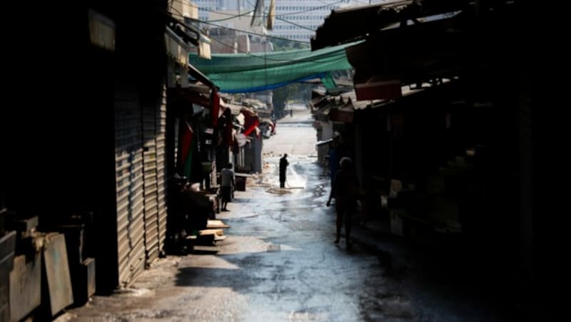 Dieser Markt in Tel Aviv wird während des Locksowns gründlich gereinigt. (Bild: AP)