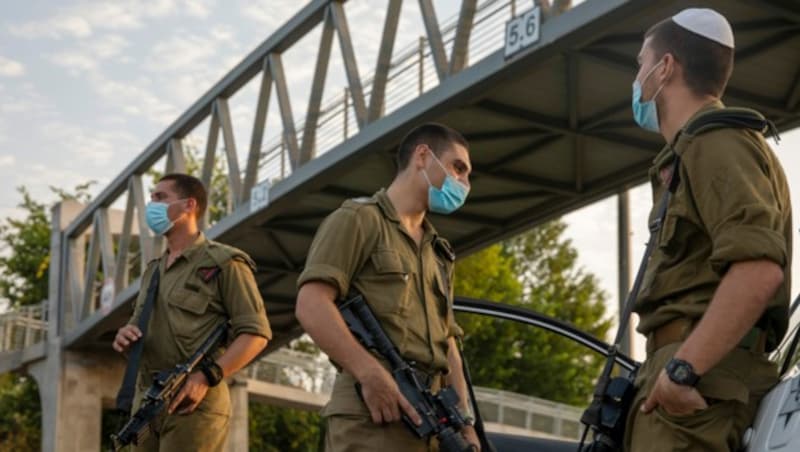 Israelische Soldaten bewachen eine Straßensperre in Tel Aviv. (Bild: AP)