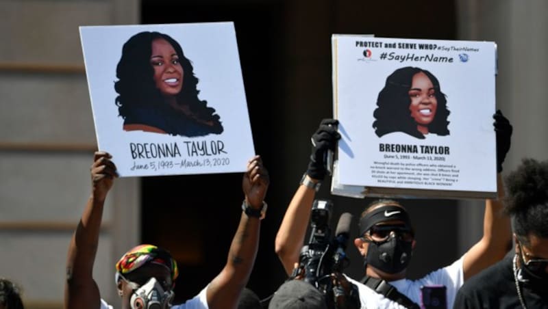 Demonstranten in den USA mit Breonna-Taylor-Schildern (Bild: APA/AP Photo/Timothy D. Easley)