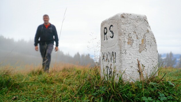 294 Grenzmarkierungen finden sich zwischen dem Mallestiger Mittagskogel und dem Dreiländereck. Martin Ladinig auf der Blekowa Alm. (Bild: Wallner Hannes)