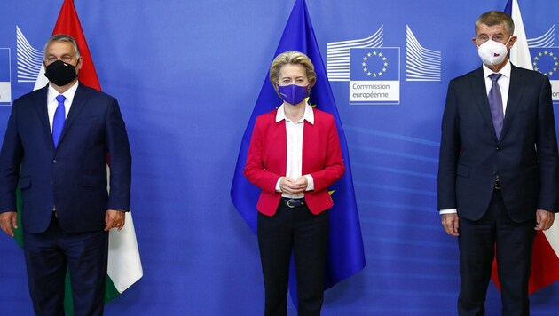 Umringt von Hardlinern: Kommissionschefin von der Leyen mit Ungarns Premier Orban (li.) und seinem tschechischen Kollegen Babis (Bild: ASSOCIATED PRESS)