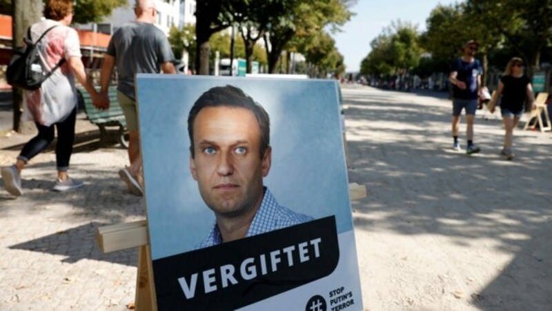 Dieses Plakat steht in Berlin vor der russischen Botschaft. (Bild: AFP)