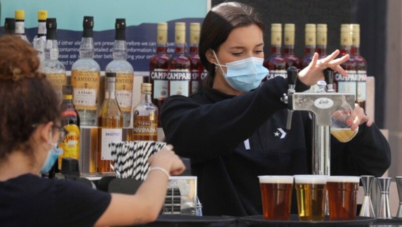 In der britischen Hauptstadt London servieren viele Bars mittlerweile im Außenbereich, sofern das möglich ist. (Bild: AP)